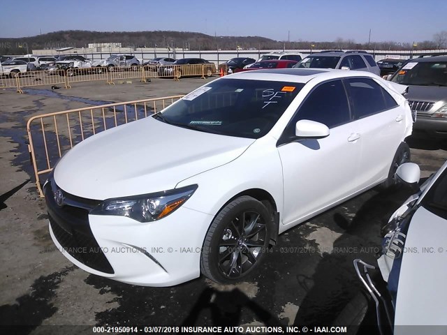 4T1BF1FK4GU227437 - 2016 TOYOTA CAMRY LE/XLE/SE/XSE WHITE photo 2