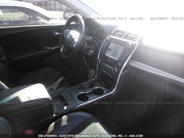 4T1BF1FK4GU227437 - 2016 TOYOTA CAMRY LE/XLE/SE/XSE WHITE photo 5