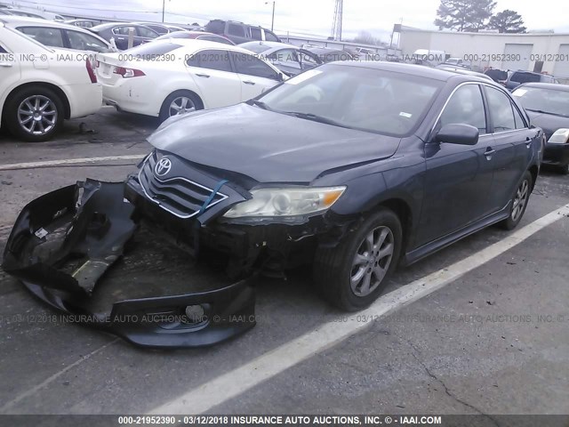 4T1BF3EK6BU647352 - 2011 TOYOTA CAMRY SE/LE/XLE GRAY photo 2