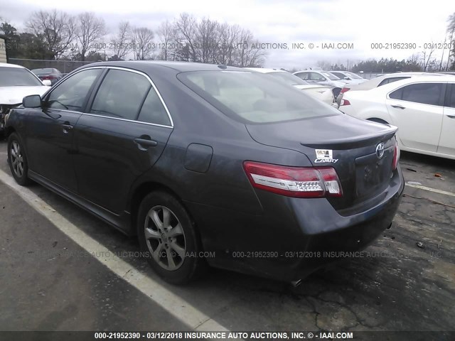 4T1BF3EK6BU647352 - 2011 TOYOTA CAMRY SE/LE/XLE GRAY photo 3