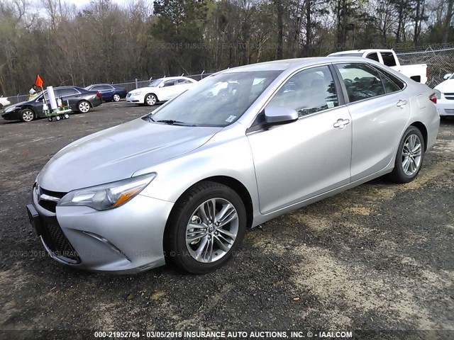4T1BF1FK0FU074344 - 2015 TOYOTA CAMRY LE/XLE/SE/XSE SILVER photo 2