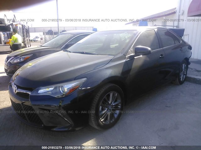 4T1BF1FK5HU440611 - 2017 TOYOTA CAMRY LE/XLE/SE/XSE Bleu photo 2