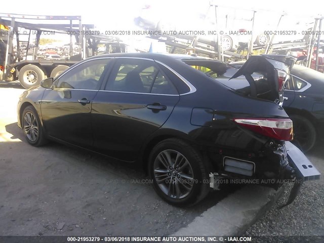 4T1BF1FK5HU440611 - 2017 TOYOTA CAMRY LE/XLE/SE/XSE Bleu photo 3