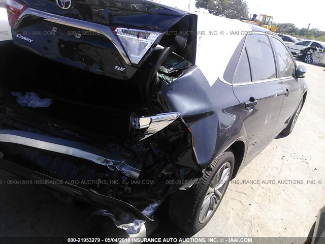 4T1BF1FK5HU440611 - 2017 TOYOTA CAMRY LE/XLE/SE/XSE Bleu photo 4