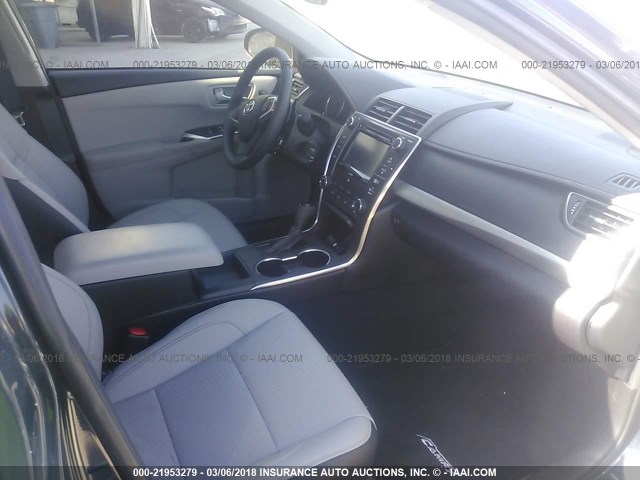 4T1BF1FK5HU440611 - 2017 TOYOTA CAMRY LE/XLE/SE/XSE Bleu photo 5