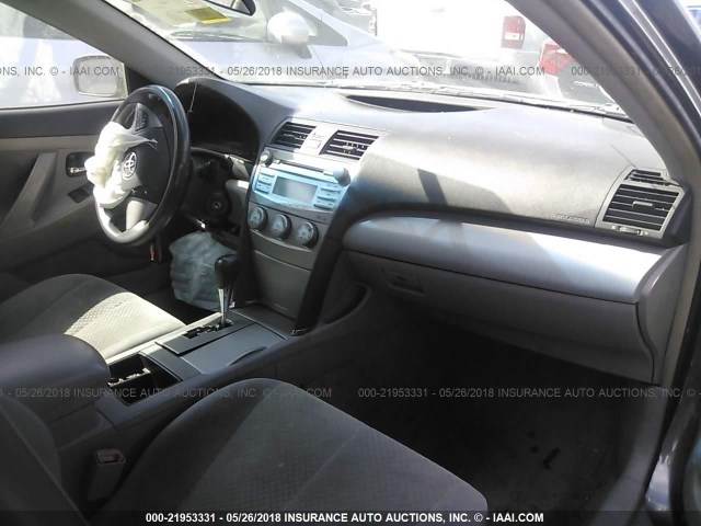 4T4BE46KX9R087231 - 2009 TOYOTA CAMRY SE/LE/XLE 灰色 照片 5
