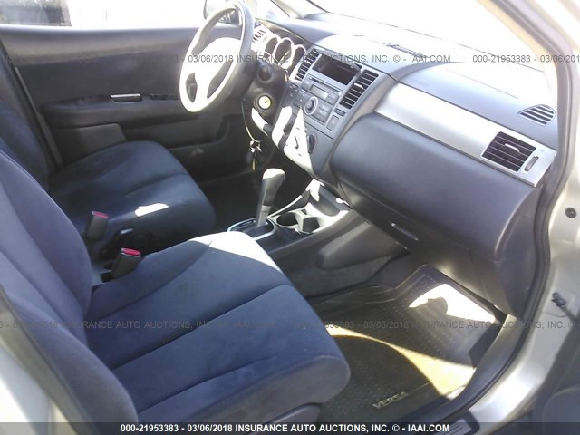 3N1BC11E28L393873 - 2008 NISSAN VERSA S/SL GOLD photo 5