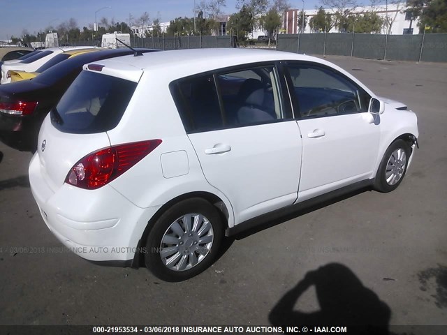 3N1BC13E88L350605 - 2008 NISSAN VERSA S/SL WHITE photo 4