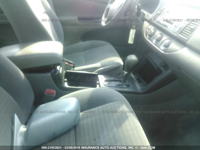 4T1BE32K85U609682 - 2005 TOYOTA CAMRY LE/XLE/SE ღია ლურჯი ფოტო 5