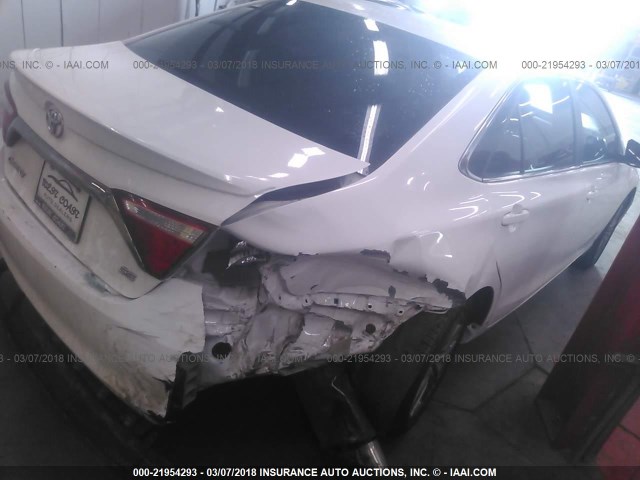 4T1BF1FK6GU192724 - 2016 TOYOTA CAMRY LE/XLE/SE/XSE WHITE photo 4