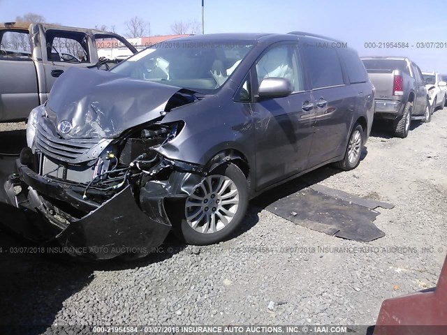 5TDYZ3DC0HS865915 - 2017 TOYOTA SIENNA XLE/LIMITED GRAY photo 2