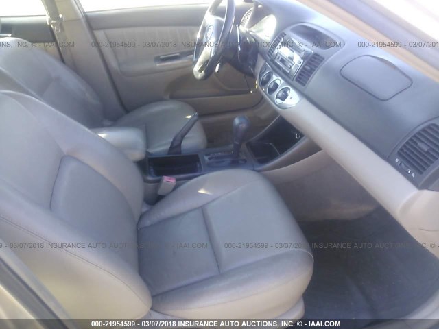 4T1BF32K02U539121 - 2002 TOYOTA CAMRY LE/XLE/SE შამპანური ფოტო 5