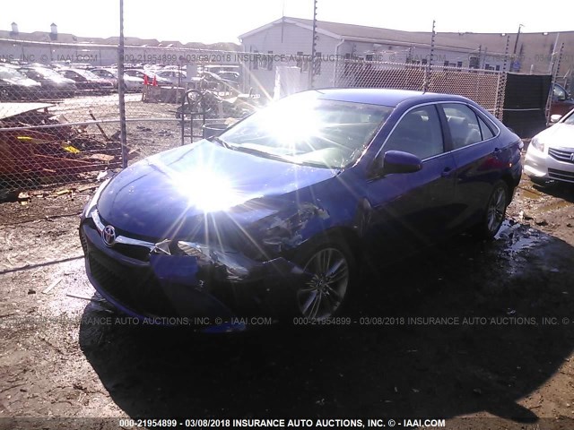 4T1BF1FK9FU952806 - 2015 TOYOTA CAMRY LE/XLE/SE/XSE BLUE photo 2