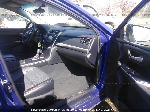 4T1BF1FK9FU952806 - 2015 TOYOTA CAMRY LE/XLE/SE/XSE BLUE photo 5