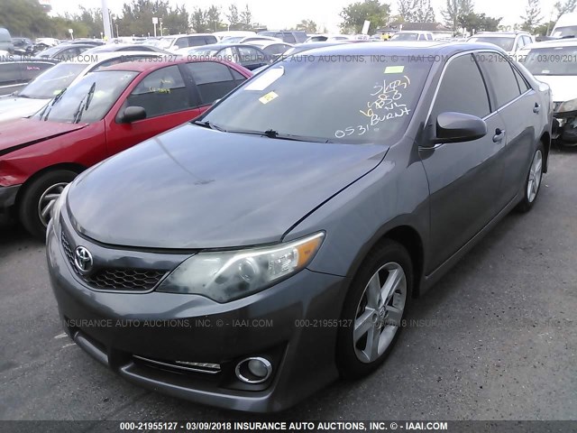 4T1BF1FK4DU690531 - 2013 TOYOTA CAMRY L/SE/LE/XLE GRAY photo 2