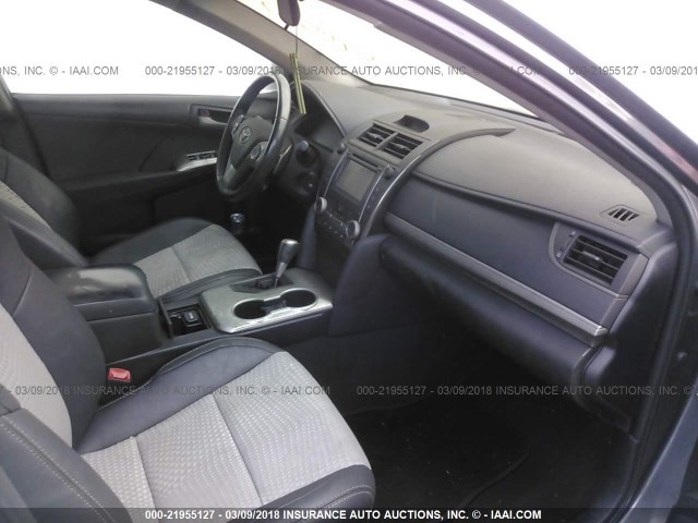 4T1BF1FK4DU690531 - 2013 TOYOTA CAMRY L/SE/LE/XLE GRAY photo 5