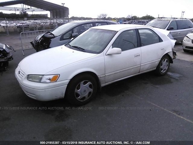 JT2BF22K3V0065586 - 1997 TOYOTA CAMRY LE/XLE WHITE photo 2