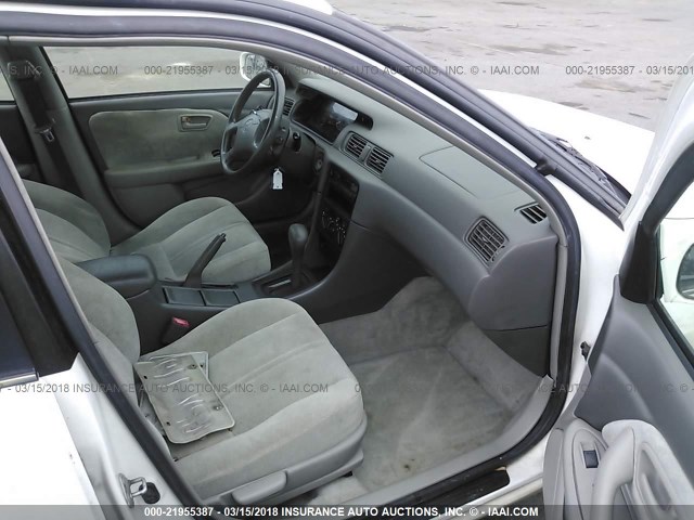 JT2BF22K3V0065586 - 1997 TOYOTA CAMRY LE/XLE Սպիտակ լուսանկար 5