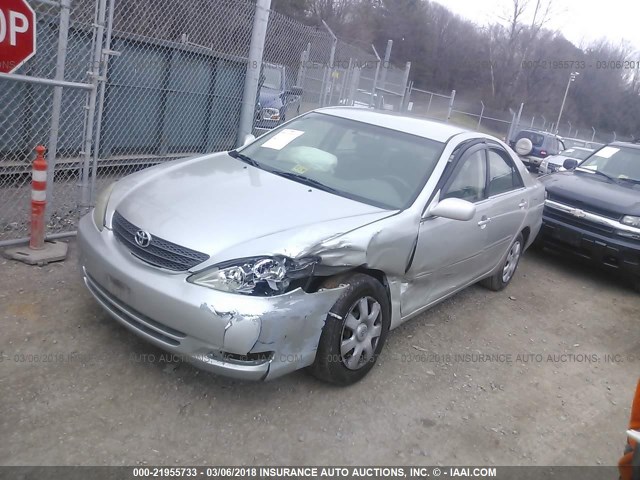 JTDBE32K620015812 - 2002 TOYOTA CAMRY LE/XLE/SE SILVER photo 2