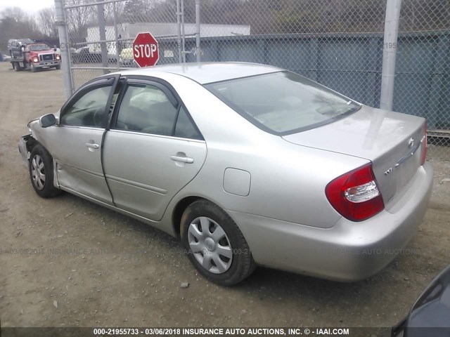 JTDBE32K620015812 - 2002 TOYOTA CAMRY LE/XLE/SE SILVER photo 3