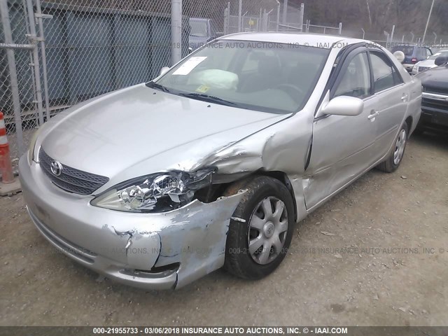 JTDBE32K620015812 - 2002 TOYOTA CAMRY LE/XLE/SE SILVER photo 6