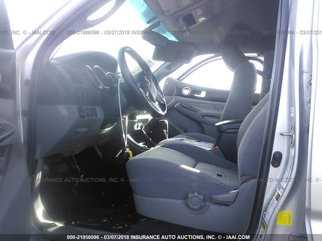 3TMLU4EN2DM113853 - 2013 TOYOTA TACOMA DOUBLE CAB ვერცხლისფერი ფოტო 5