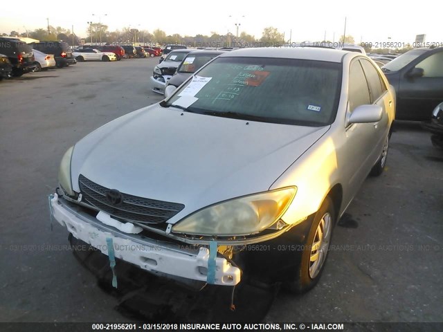 JTDBE32K540270244 - 2004 TOYOTA CAMRY LE/XLE SILVER photo 2