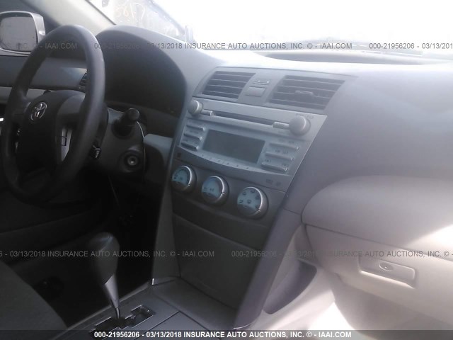 4T1BE46K19U277929 - 2009 TOYOTA CAMRY SE/LE/XLE SILVER photo 5