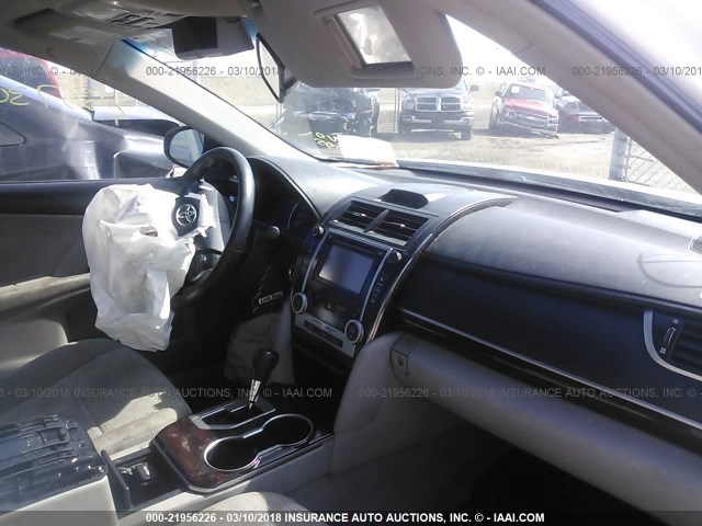4T4BF1FK6CR251707 - 2012 TOYOTA CAMRY SE/LE/XLE WHITE photo 5