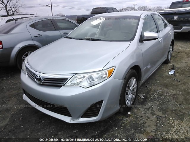 4T1BF1FK3EU856863 - 2014 TOYOTA CAMRY L/SE/LE/XLE 银色 照片 2