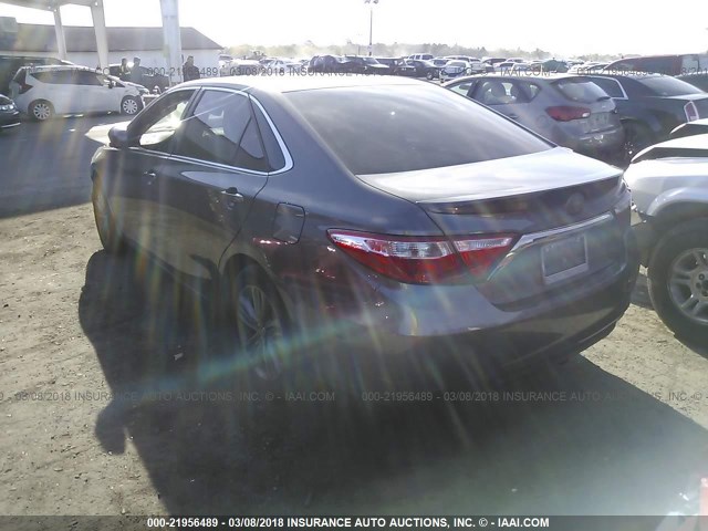 4T1BF1FK6HU413806 - 2017 TOYOTA CAMRY LE/XLE/SE/XSE ნაცრისფერი ფოტო 3