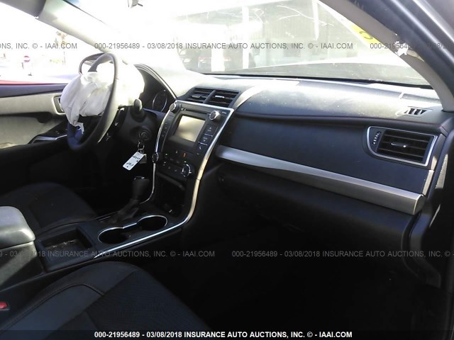 4T1BF1FK6HU413806 - 2017 TOYOTA CAMRY LE/XLE/SE/XSE ნაცრისფერი ფოტო 5