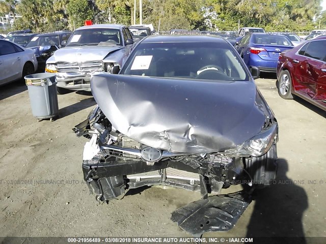 4T1BF1FK6HU413806 - 2017 TOYOTA CAMRY LE/XLE/SE/XSE ნაცრისფერი ფოტო 6