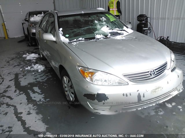 4T1BE32K55U592727 - 2005 TOYOTA CAMRY LE/XLE/SE ვერცხლისფერი ფოტო 1