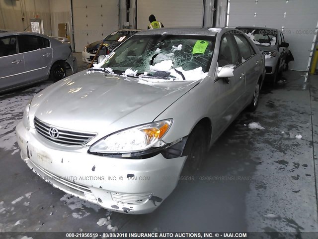 4T1BE32K55U592727 - 2005 TOYOTA CAMRY LE/XLE/SE ვერცხლისფერი ფოტო 2