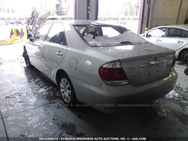 4T1BE32K55U592727 - 2005 TOYOTA CAMRY LE/XLE/SE ვერცხლისფერი ფოტო 3