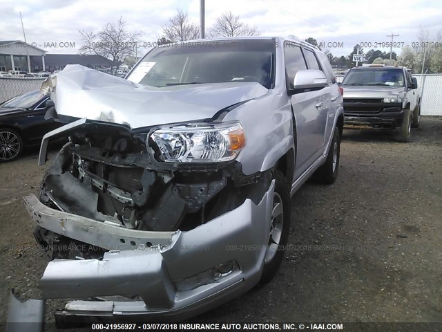 JTEBU5JR3D5145870 - 2013 TOYOTA 4RUNNER SR5/LIMITED/TRAIL SILVER photo 2