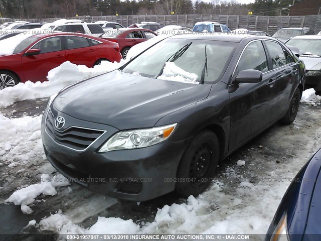 4T1BF3EK5BU598709 - 2011 TOYOTA CAMRY SE/LE/XLE ნაცრისფერი ფოტო 2