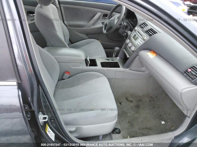 4T1BF3EK5BU598709 - 2011 TOYOTA CAMRY SE/LE/XLE ნაცრისფერი ფოტო 5