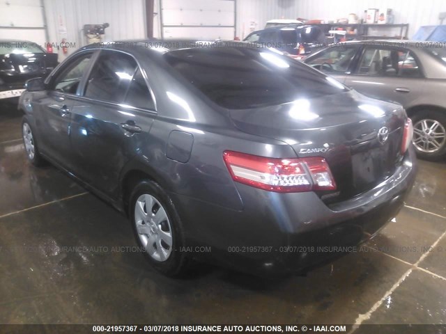 4T4BF3EK8AR039417 - 2010 TOYOTA CAMRY SE/LE/XLE GRAY photo 3