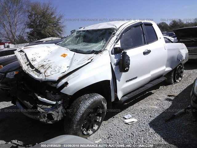 5TFUW5F14FX469119 - 2015 TOYOTA TUNDRA DOUBLE CAB SR/SR5 WHITE photo 2