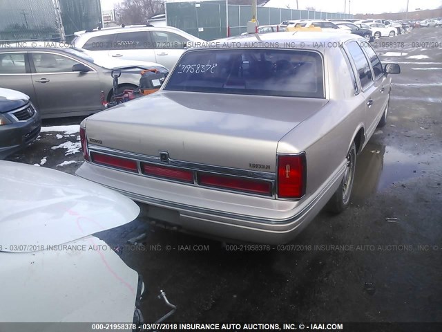 1LNLM81W2VY705793 - 1997 LINCOLN TOWN CAR EXECUTIVE Золотой фото 4