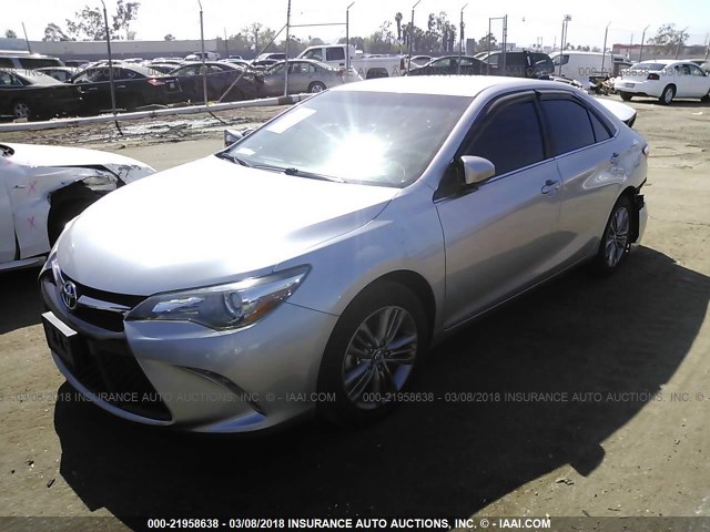 4T1BF1FK9FU967788 - 2015 TOYOTA CAMRY LE/XLE/SE/XSE SILVER photo 2