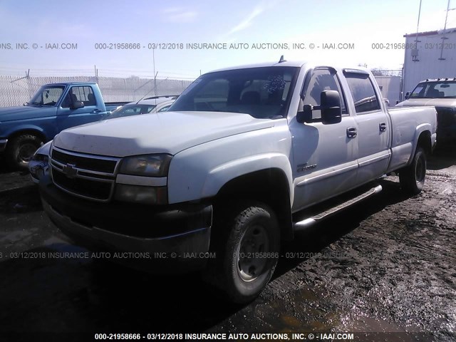 1GCHK23D27F190334 - 2007 CHEVROLET SILVERADO K2500 HEAVY DUTY WHITE photo 2