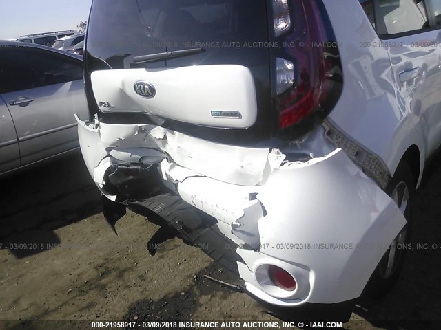 KNDJP3AE2H7022225 - 2017 KIA SOUL EV + WHITE photo 6