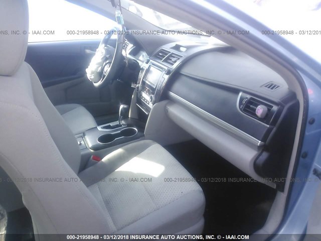 4T1BF1FK1CU535367 - 2012 TOYOTA CAMRY SE/LE/XLE 蓝色 照片 5