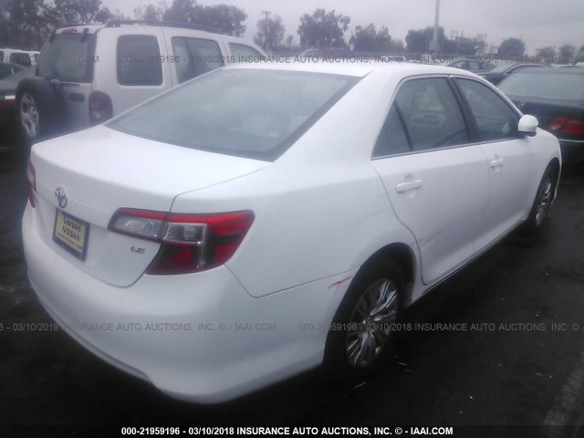 4T1BF1FK2DU231059 - 2013 TOYOTA CAMRY L/SE/LE/XLE WHITE photo 4