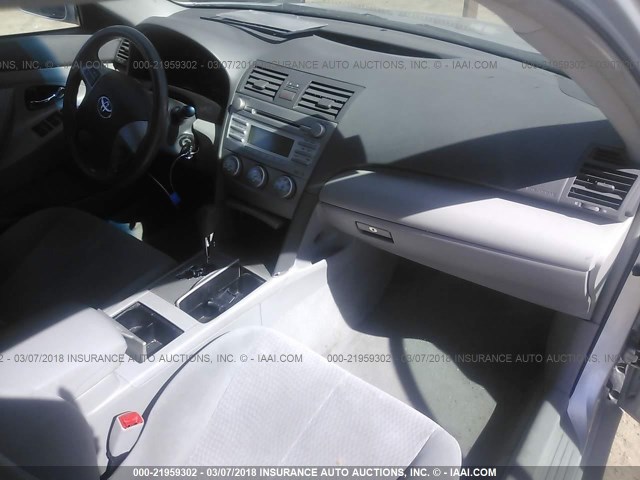4T1BF3EK3BU727319 - 2011 TOYOTA CAMRY SE/LE/XLE SILVER photo 5