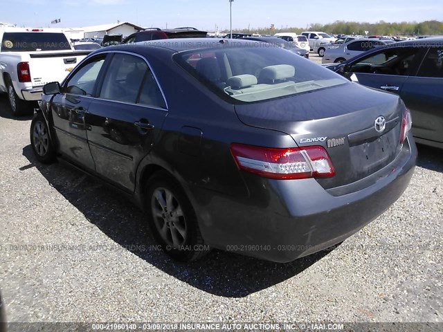 4T4BF3EK7BR145875 - 2011 TOYOTA CAMRY SE/LE/XLE ნაცრისფერი ფოტო 3