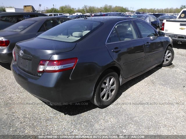 4T4BF3EK7BR145875 - 2011 TOYOTA CAMRY SE/LE/XLE ნაცრისფერი ფოტო 4